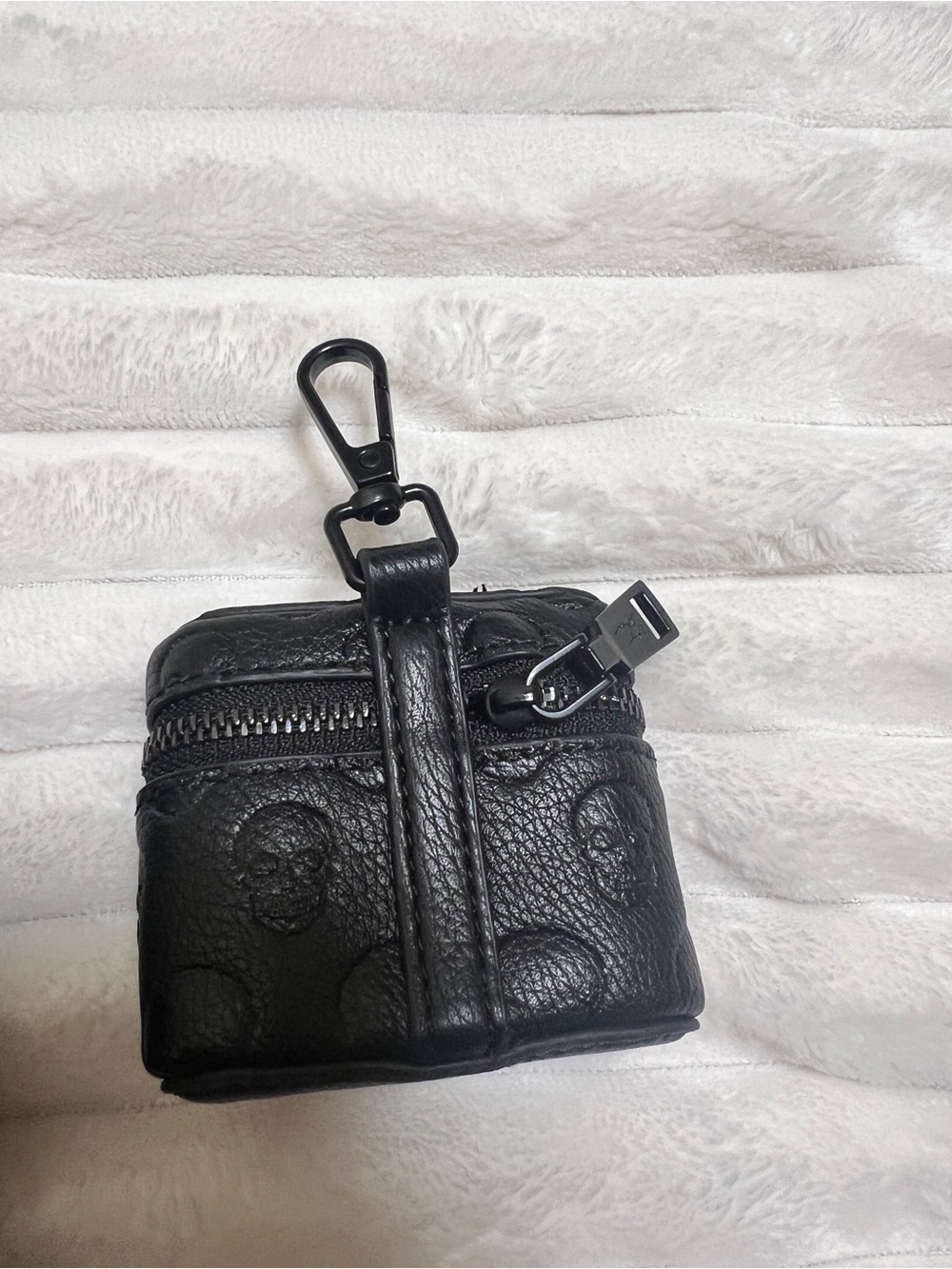 Betsey Johnson Skull Crossbody Bag with Removable Strap & mini coin pouch - Picture 5 of 12
